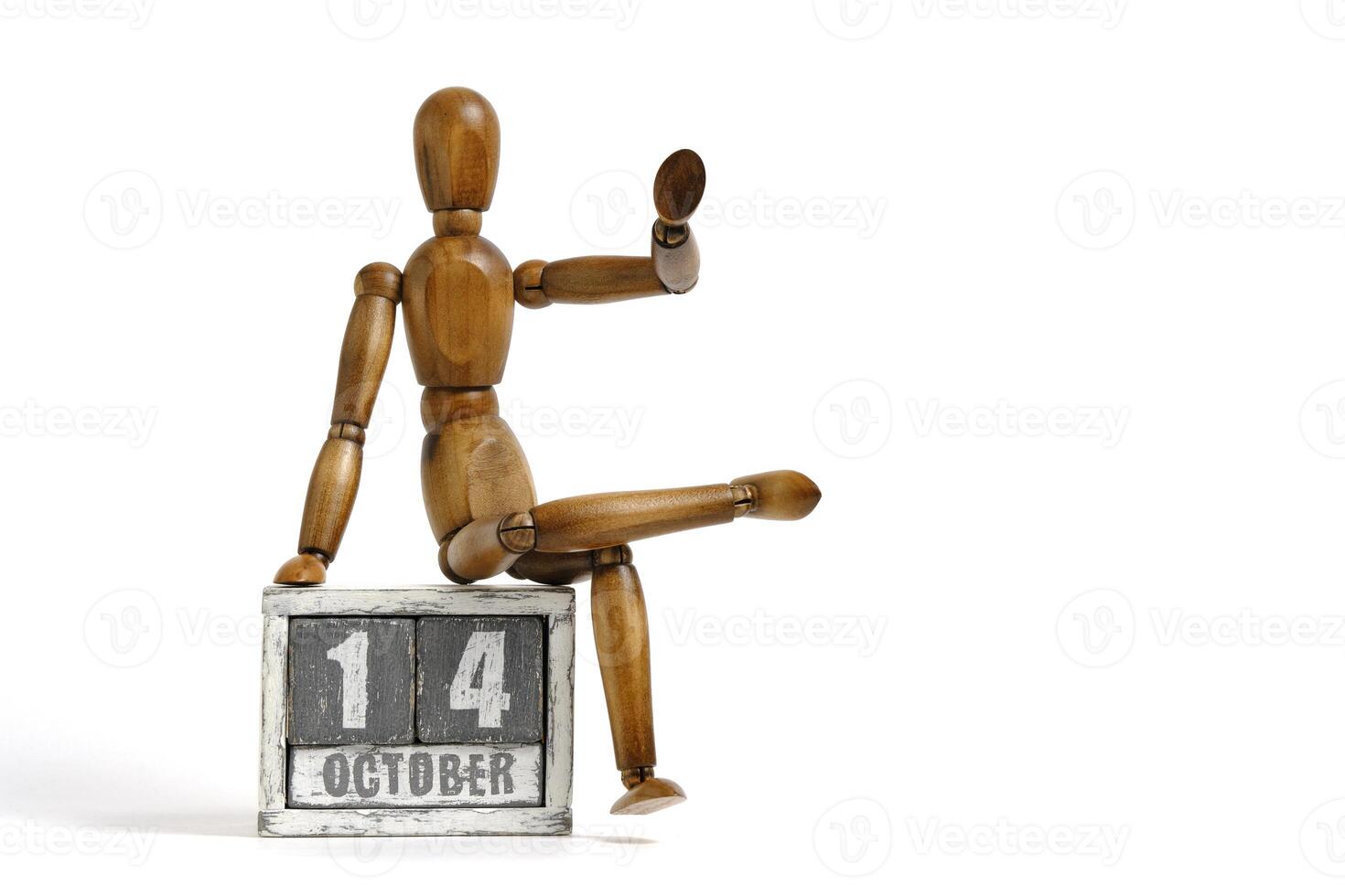 Oktober 14, hölzern Kalender mit Mannequin Sitzung auf es auf Weiß Hintergrund. Kalender Datum. foto