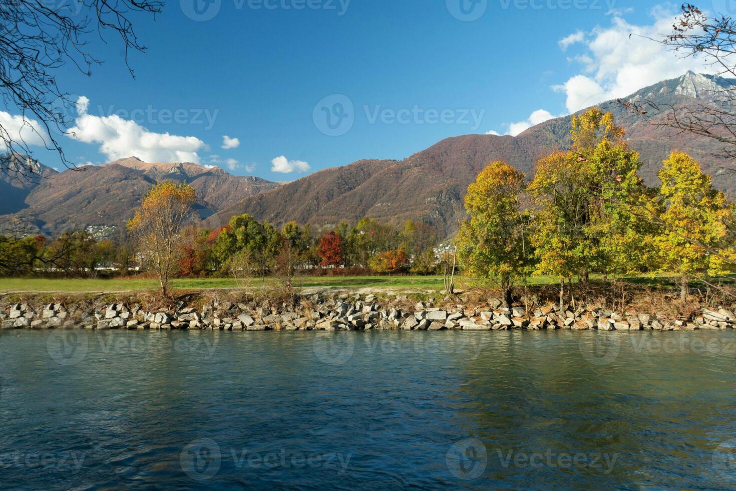 ein Herbst Fluss mit foto