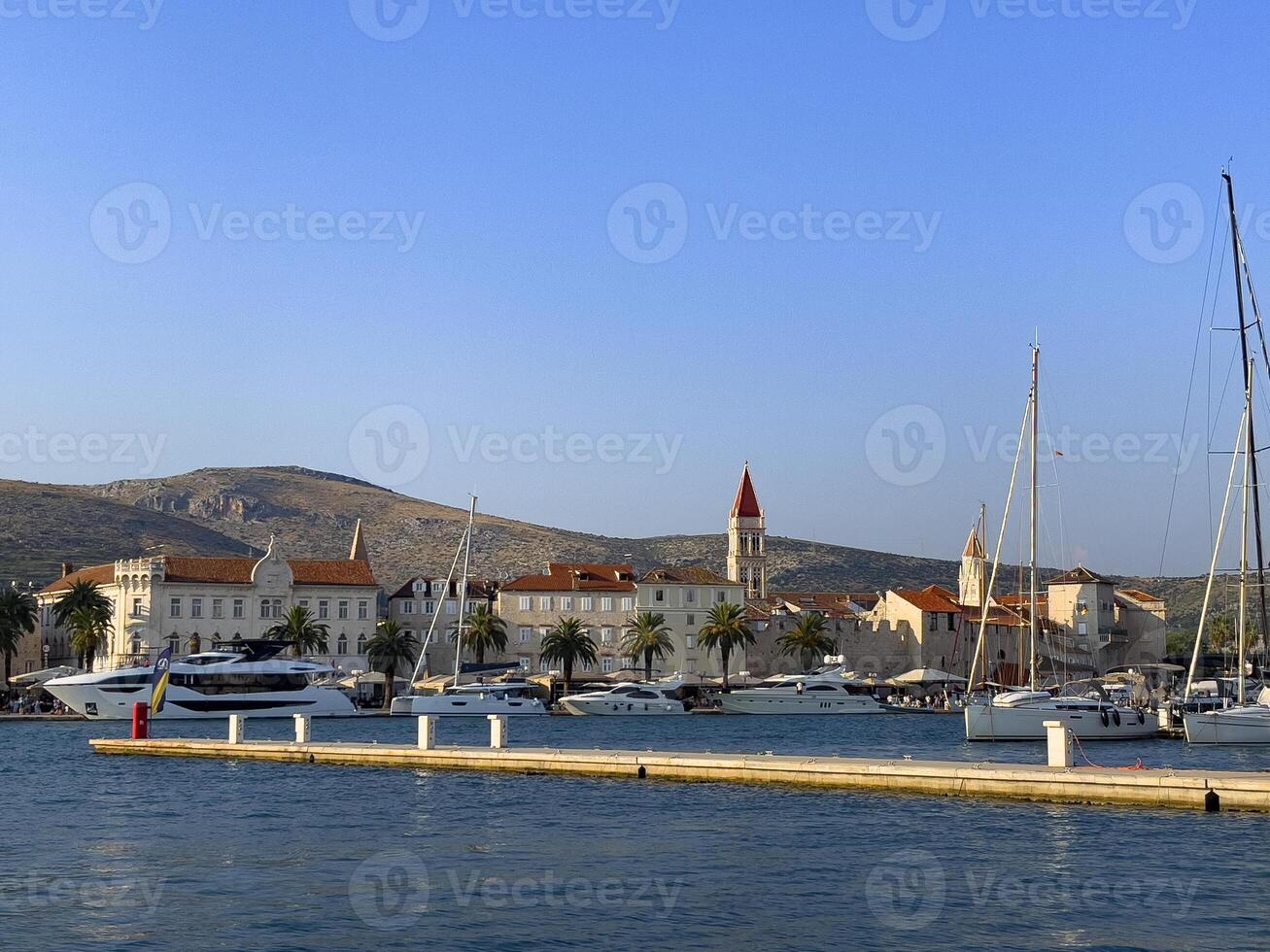 ein Yachthafen mit viele Boote angedockt im es foto