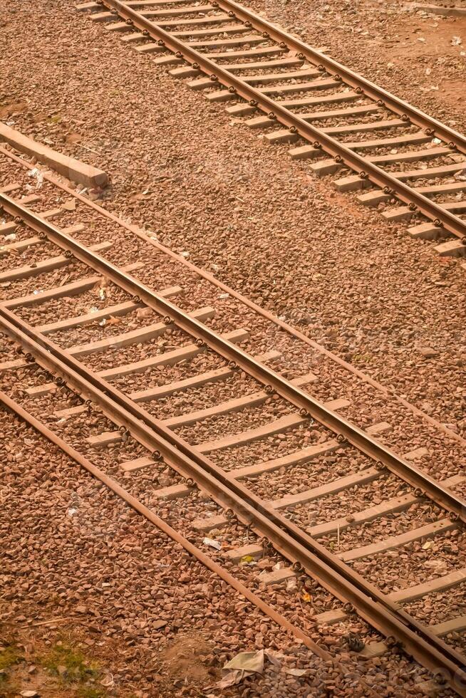 Aussicht von Zug Eisenbahn Spuren von das Mitte während tagsüber beim kathgodam Eisenbahn Bahnhof im Indien, Zug Eisenbahn Spur Sicht, indisch Eisenbahn Kreuzung, schwer Industrie foto