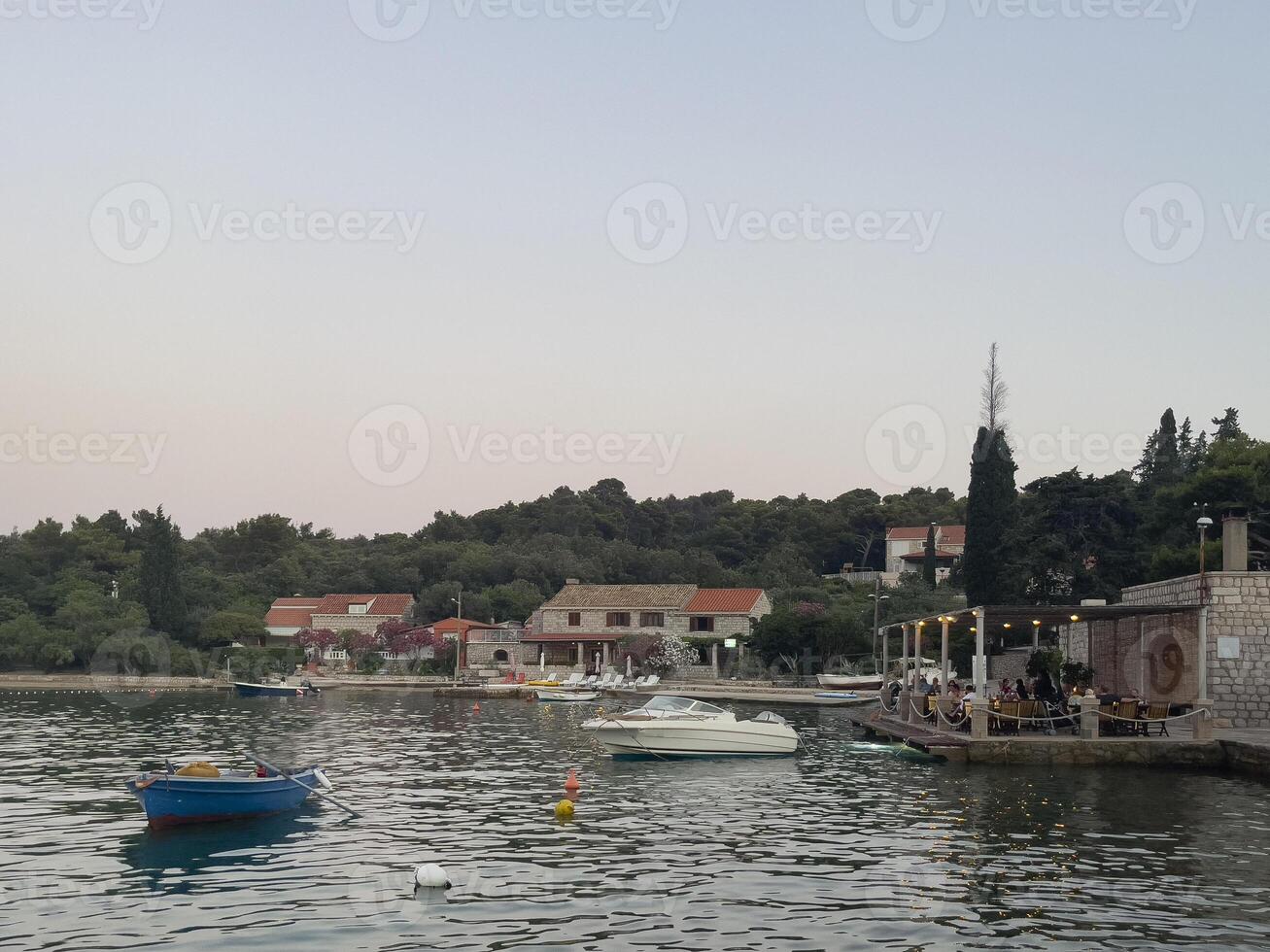 Boote angedockt beim ein Seebrücke im Vorderseite von ein Haus foto