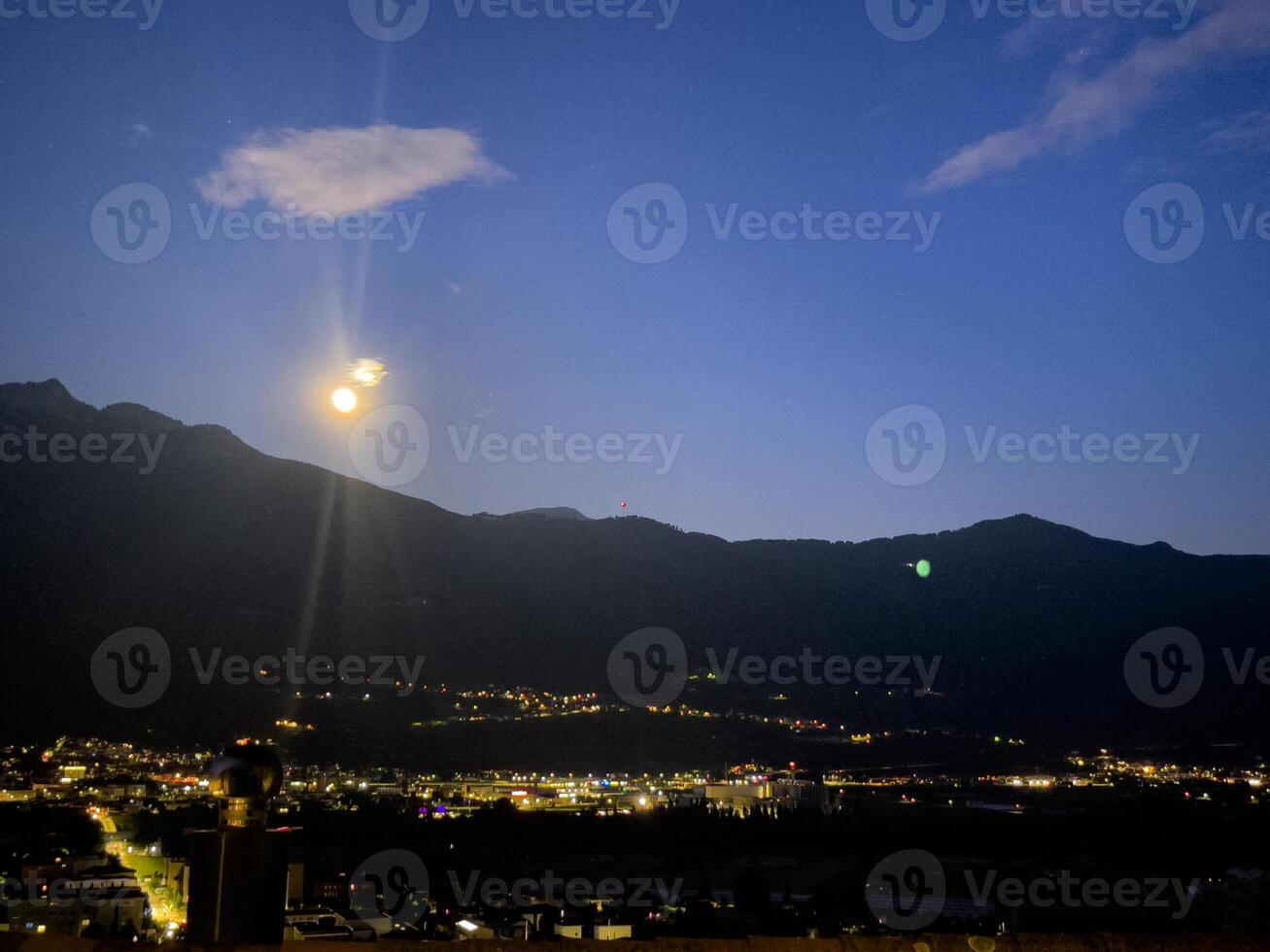 ein voll Mond ist gesehen Über das Berge foto