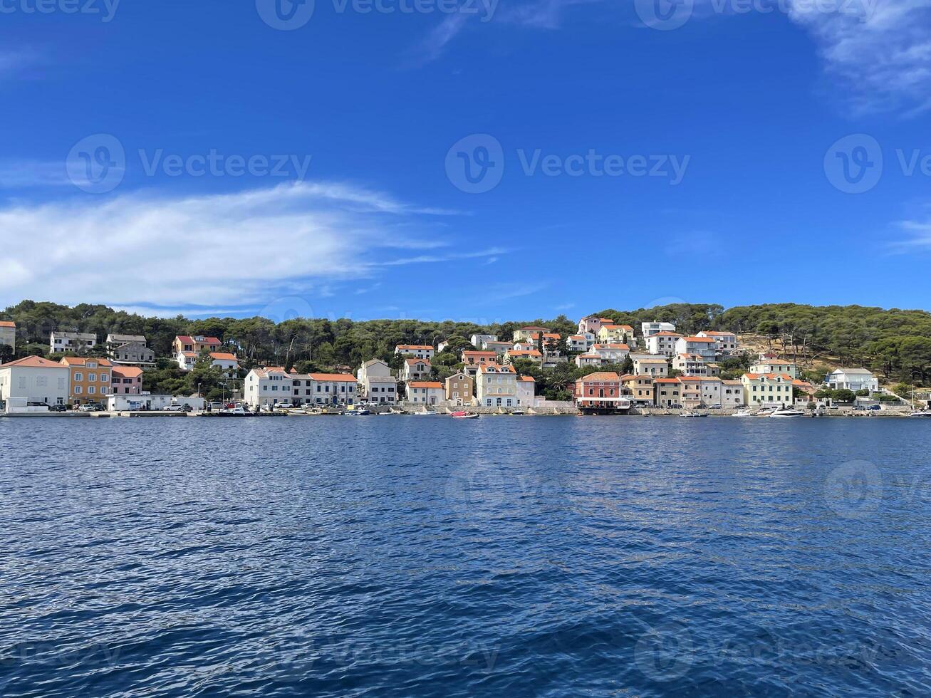 ein Aussicht von das Stadt, Dorf von das Wasser foto