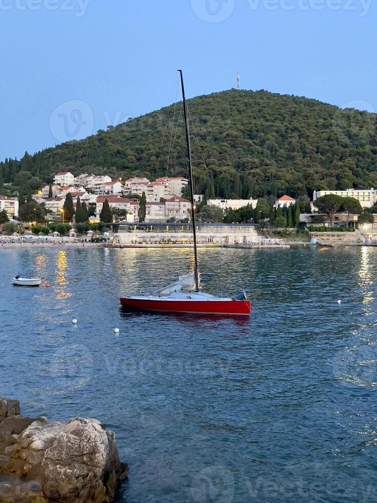 ein Boot im das Wasser foto