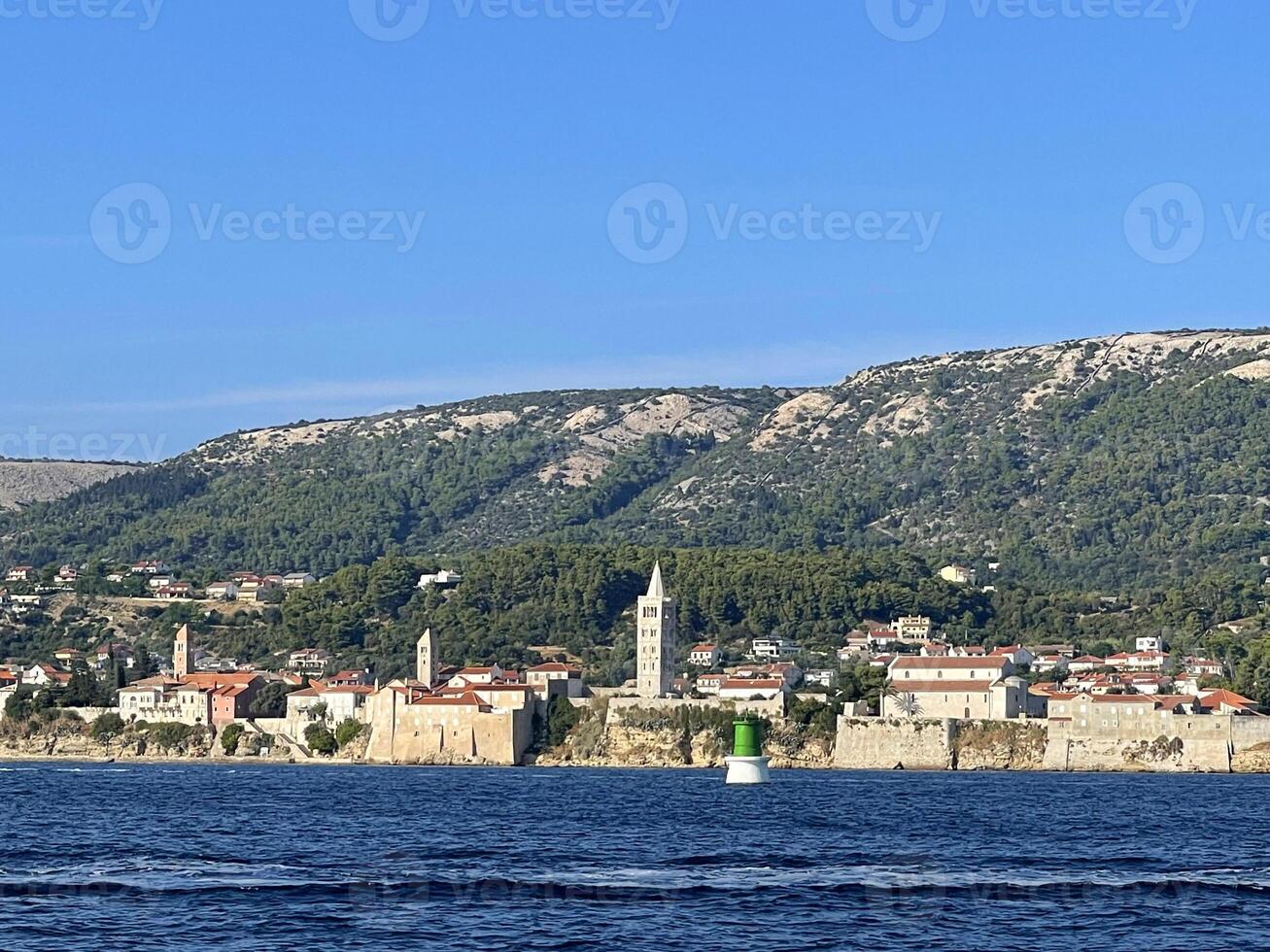 ein Aussicht von das Stadt, Dorf von kotor von das Wasser foto