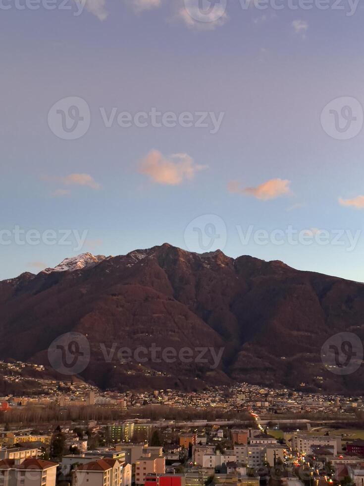 ein Berg im das Hintergrund foto