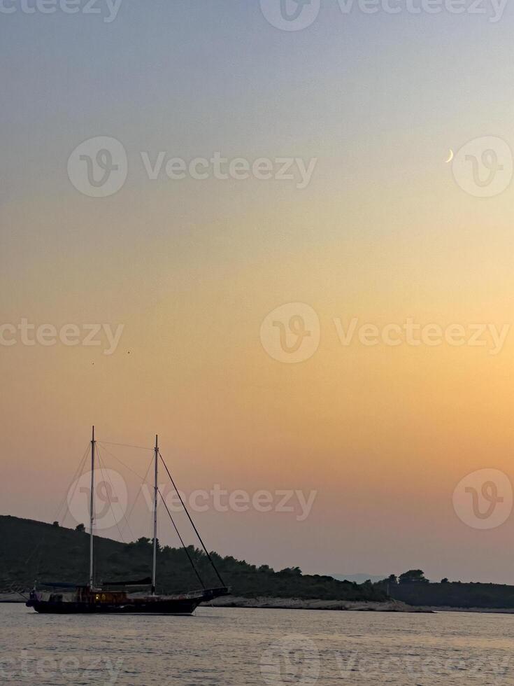 ein Boot ist schwebend im das Wasser foto