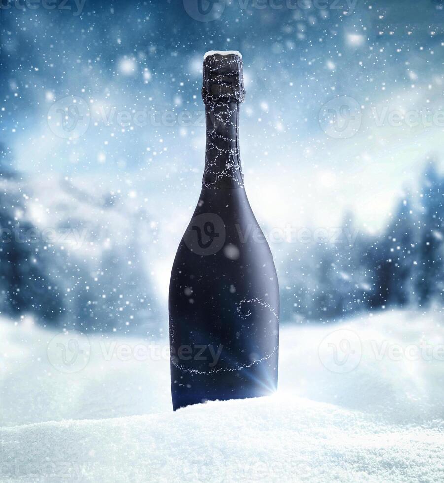 Flasche von Champagner im das Schnee foto