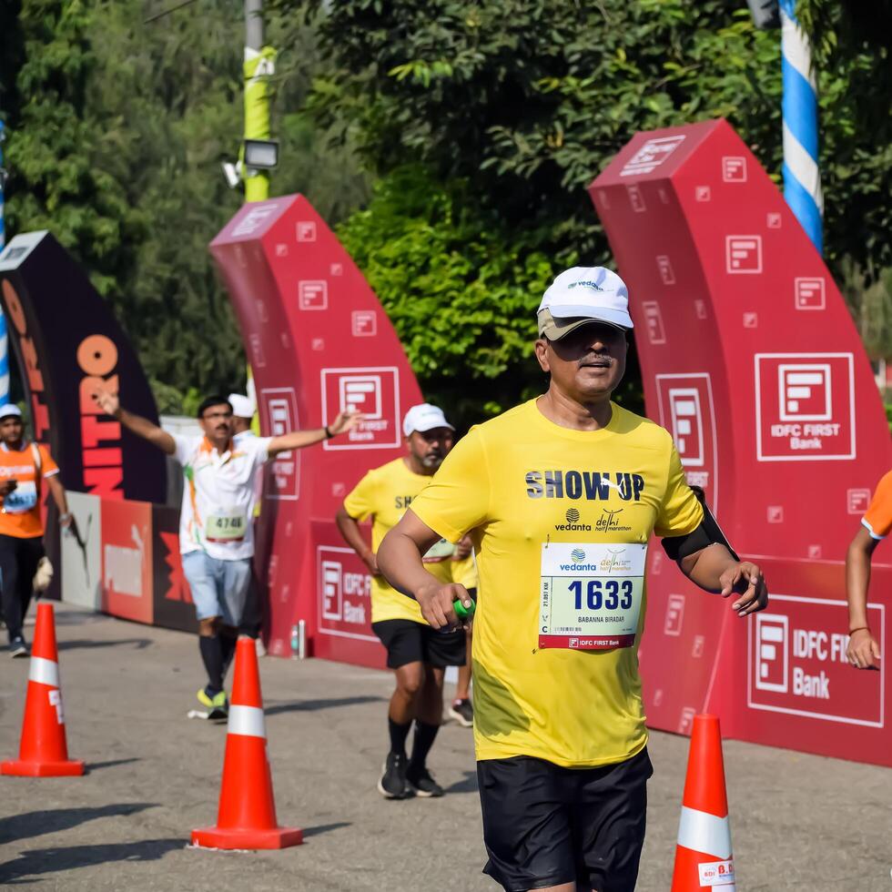 Neu Delhi, Indien - - Oktober 15 2023 - - Vedanta Delhi Hälfte Marathon- Rennen nach covid im welche Marathon- Teilnehmer Über zu Kreuz das Fertig Linie, Delhi Hälfte Marathon- 2023 foto