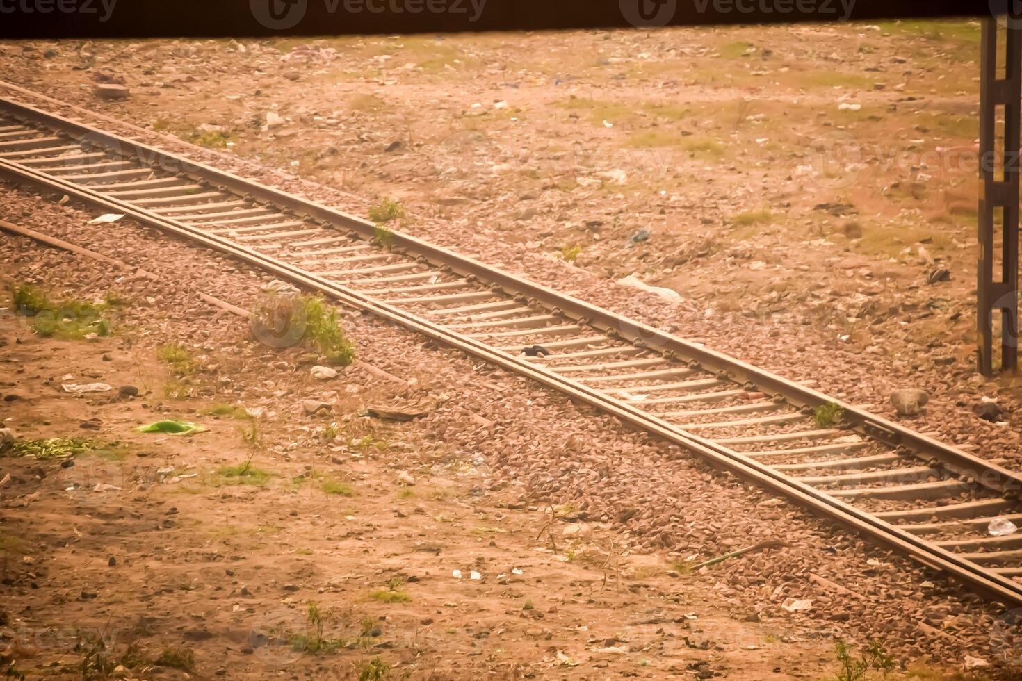 Aussicht von Zug Eisenbahn Spuren von das Mitte während tagsüber beim kathgodam Eisenbahn Bahnhof im Indien, Spielzeug Zug Spur Sicht, indisch Eisenbahn Kreuzung, schwer Industrie foto