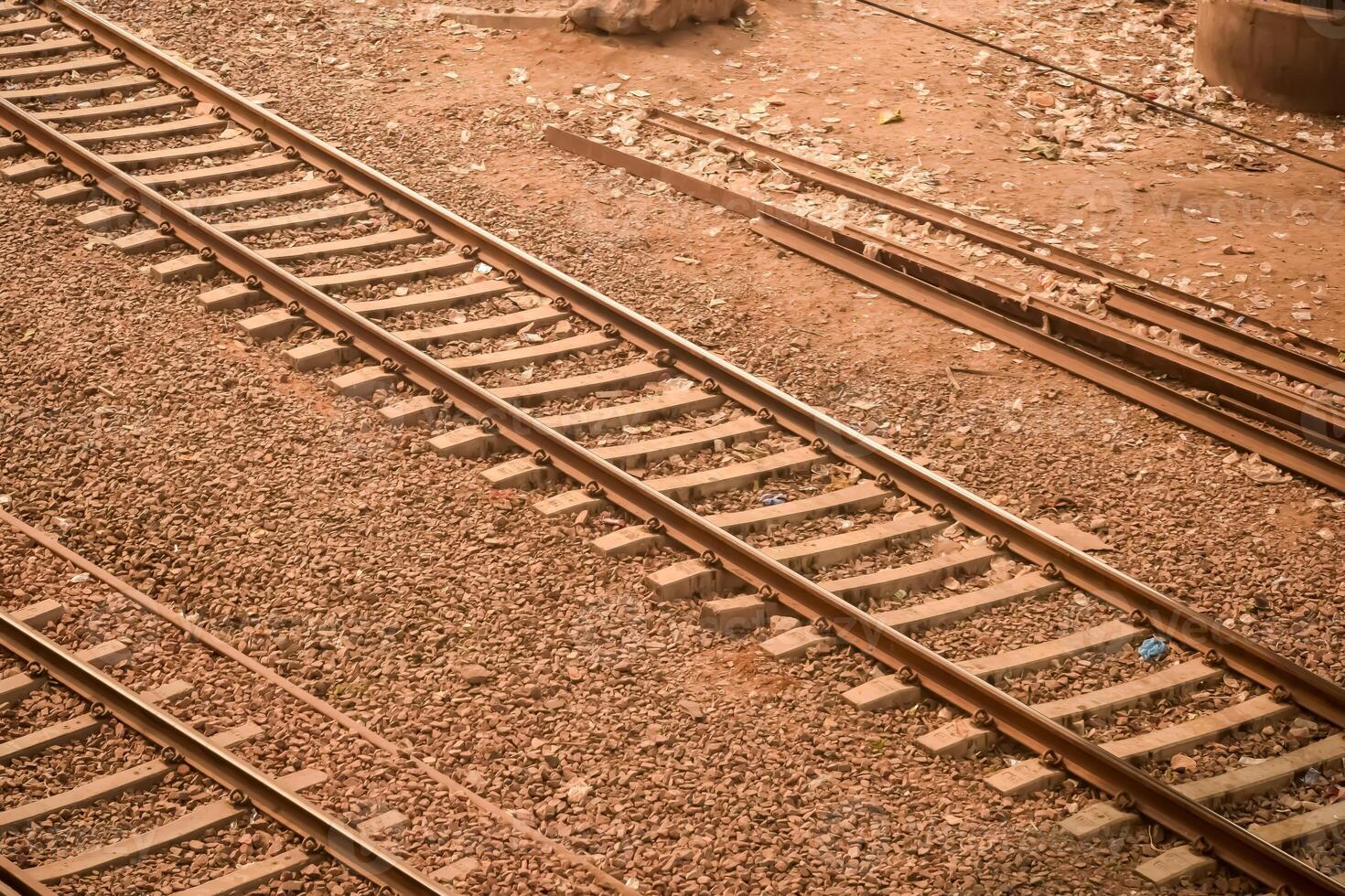 Aussicht von Zug Eisenbahn Spuren von das Mitte während tagsüber beim kathgodam Eisenbahn Bahnhof im Indien, Spielzeug Zug Spur Sicht, indisch Eisenbahn Kreuzung, schwer Industrie foto