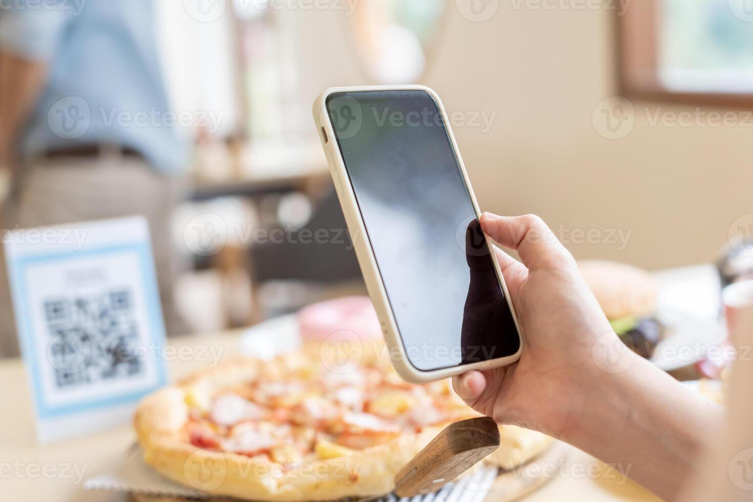 frau verwendet smartphone, um qr-code zu scannen, um im caférestaurant mit einer digitalen zahlung ohne bargeld zu bezahlen. Menü wählen und bestellen Rabatt kumulieren. E-Geldbörse, Technologie, online bezahlen, Kreditkarte, Bank-App. foto