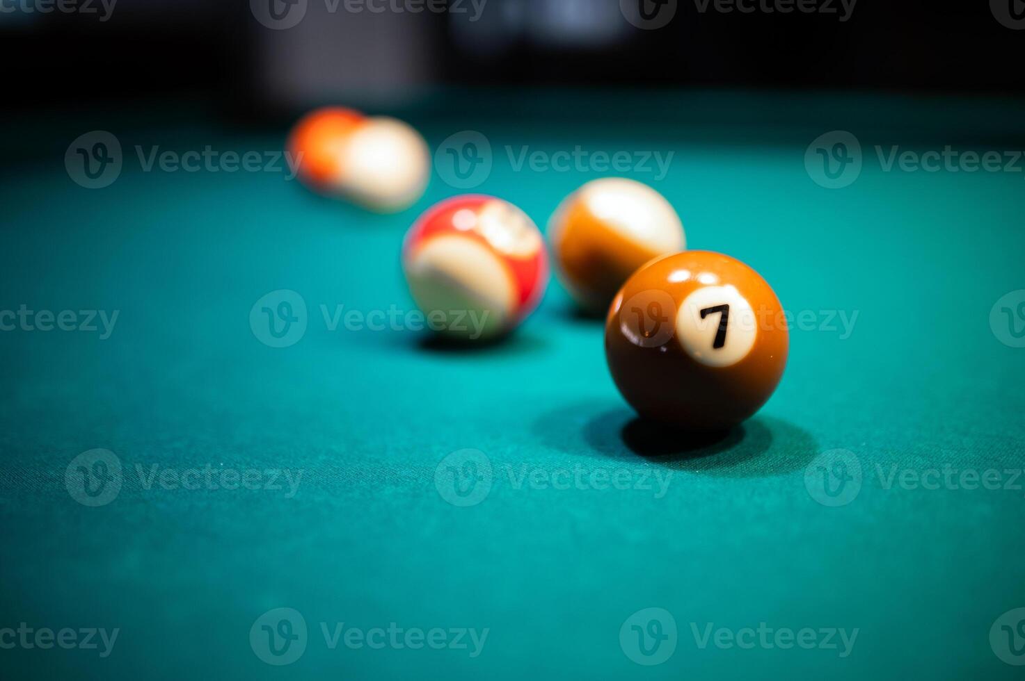 Nahansicht Schuss von ein Nummer 7 Ball auf ein Schwimmbad Tabelle foto