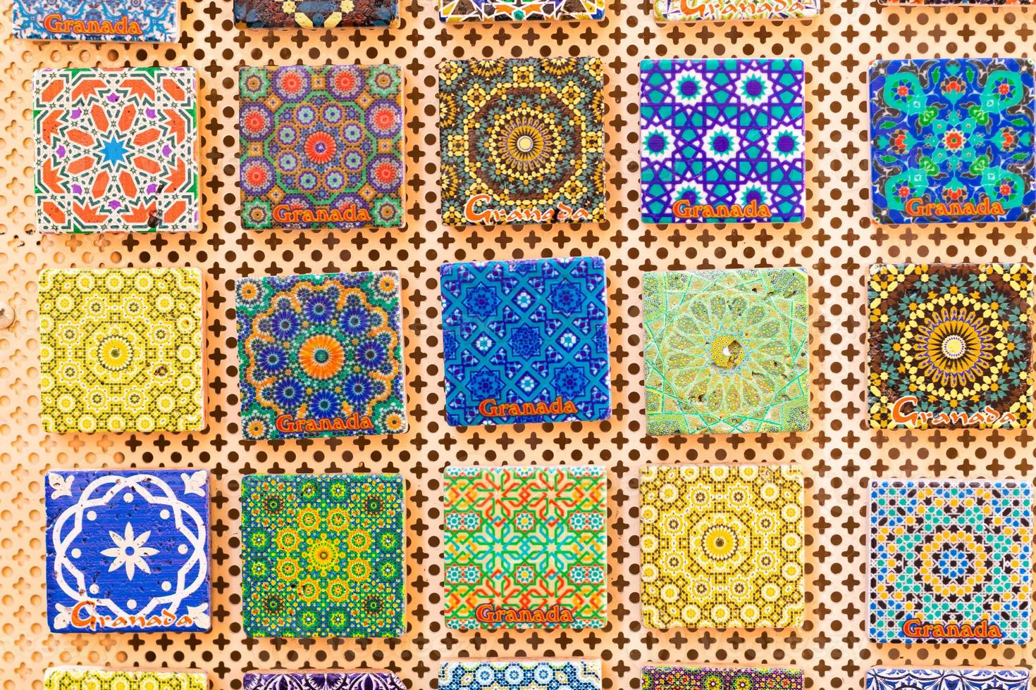 traditionelles Souvenir in Granada, Spanien. Alhambra Dekoration und Mosaik. alter muslimischer Stil foto
