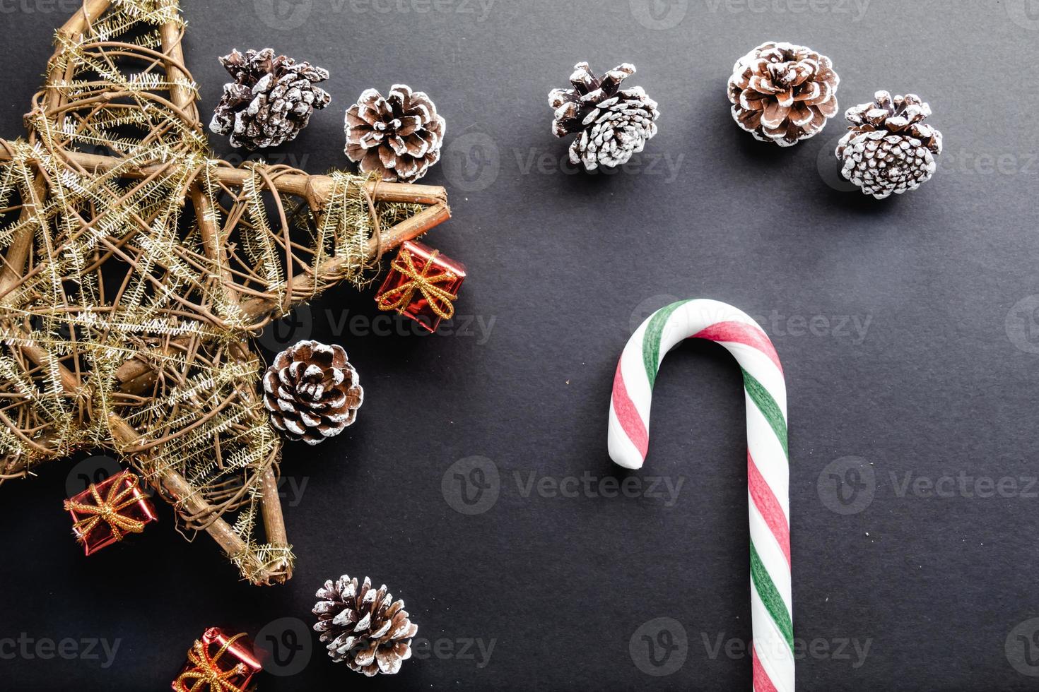 Weihnachten Zuckerrohr Süßigkeiten auf schwarzem Hintergrund und Weihnachtsdekoration foto