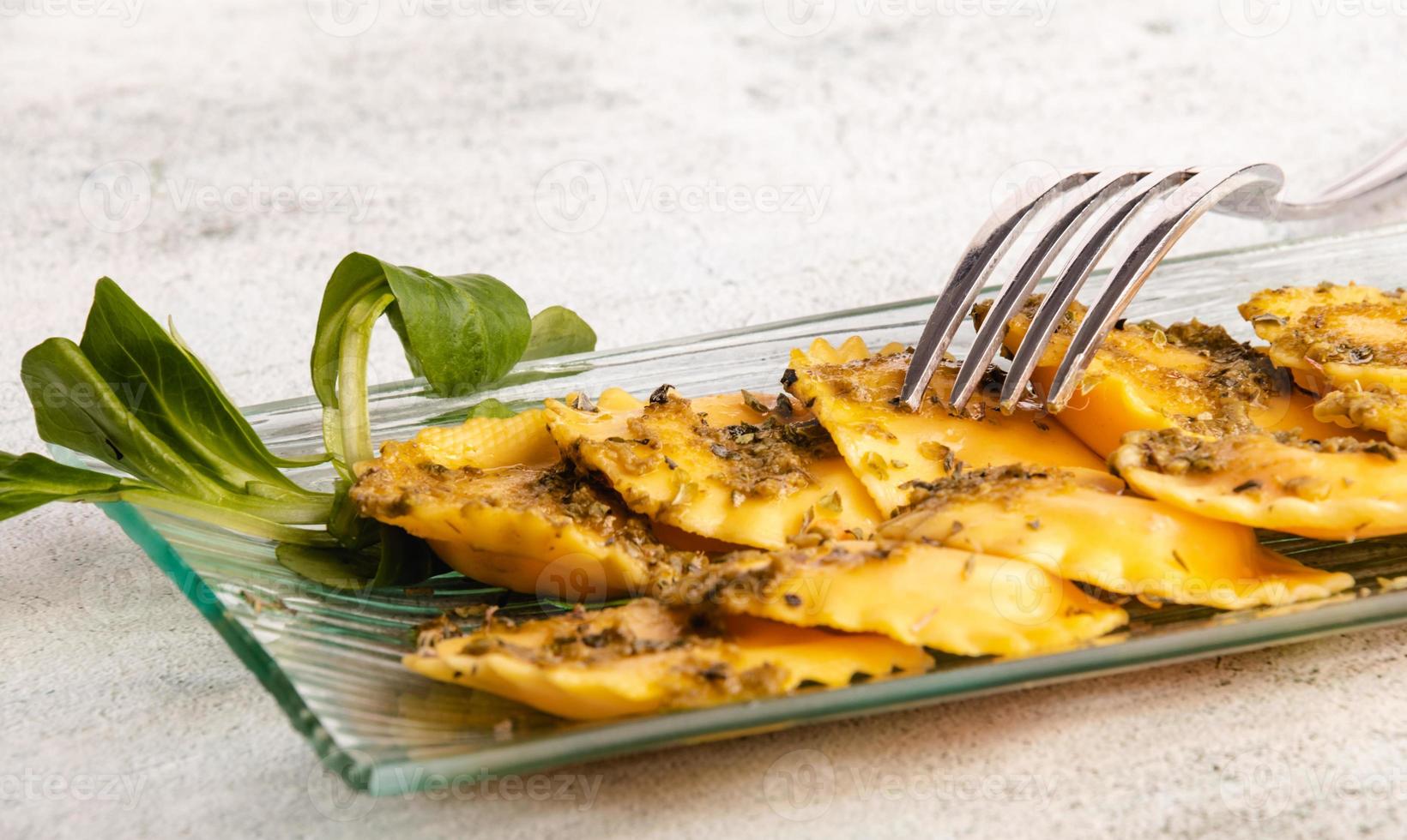 italienische gefüllte Nudelravioli mit Pestosauce foto