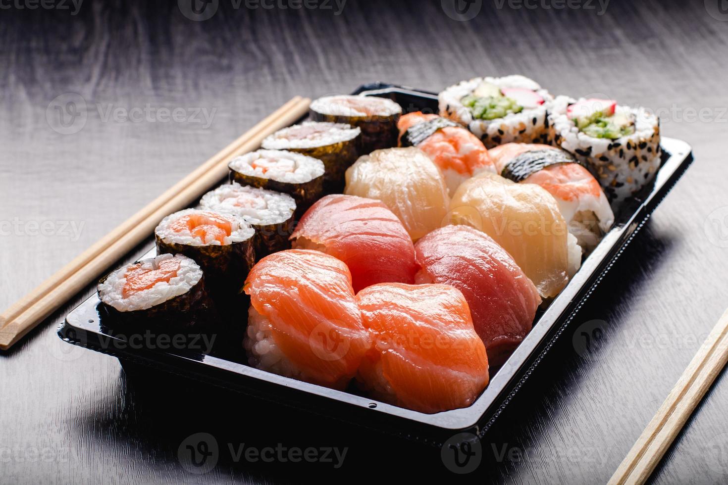 Sushi to go-Konzept. Take-away-Box mit Sushi foto