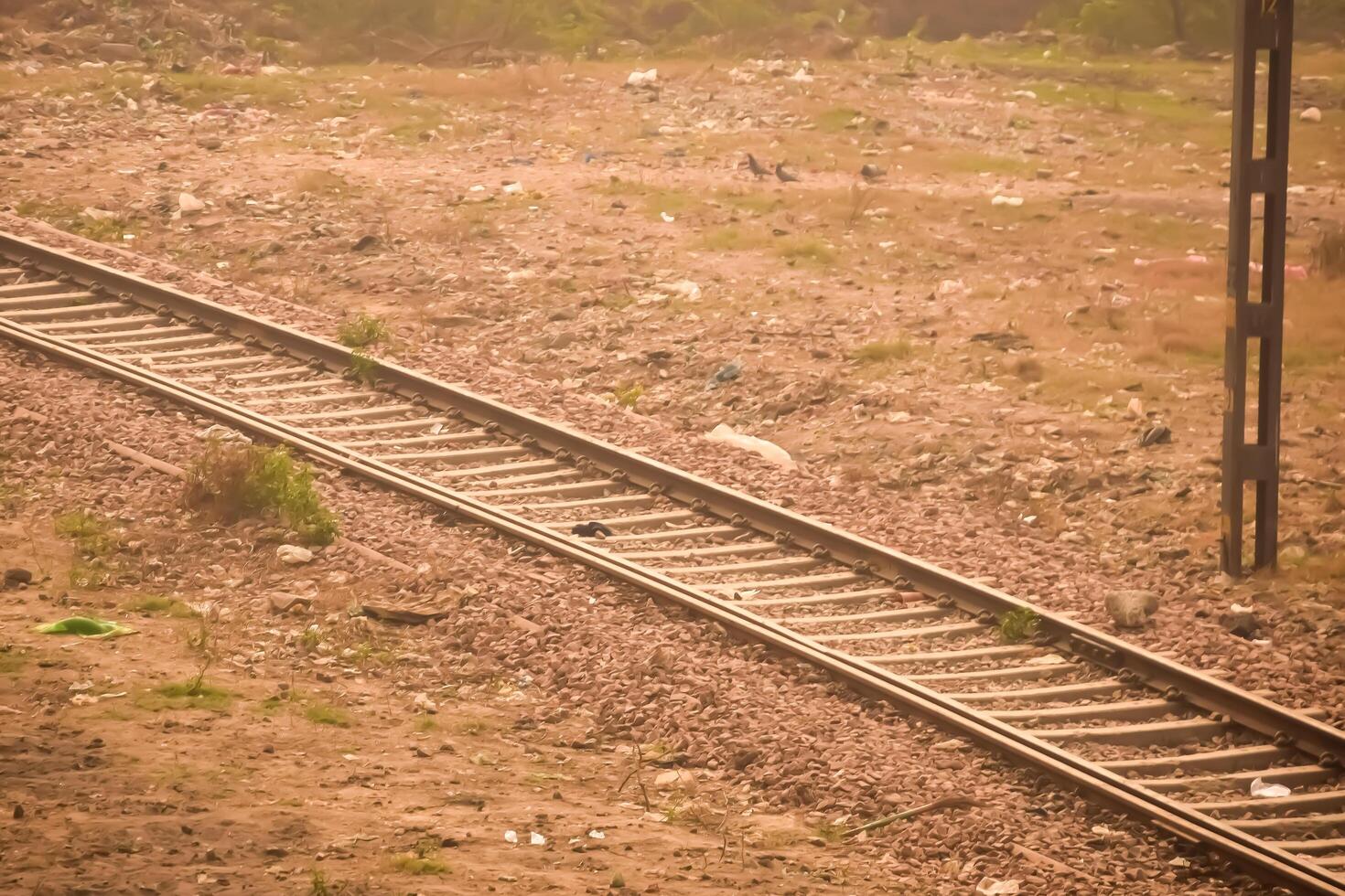 Aussicht von Zug Eisenbahn Spuren von das Mitte während tagsüber beim kathgodam Eisenbahn Bahnhof im Indien, Spielzeug Zug Spur Sicht, indisch Eisenbahn Kreuzung, schwer Industrie foto