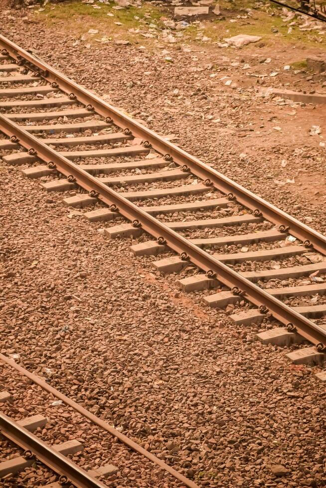 Aussicht von Zug Eisenbahn Spuren von das Mitte während tagsüber beim kathgodam Eisenbahn Bahnhof im Indien, Zug Eisenbahn Spur Sicht, indisch Eisenbahn Kreuzung, schwer Industrie foto