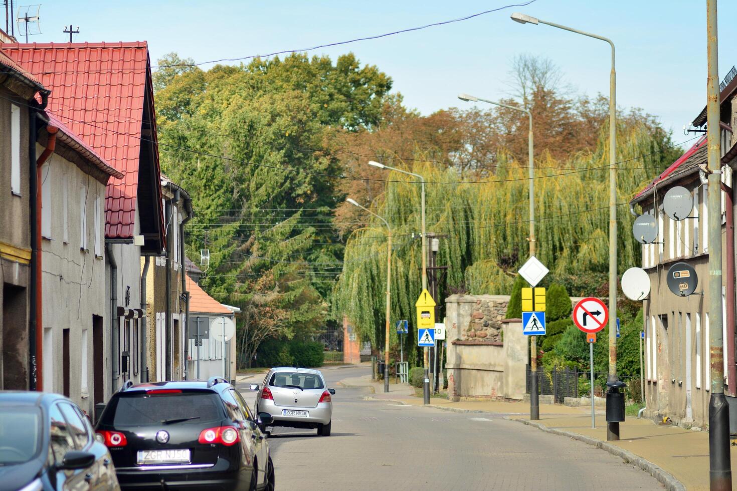 alt Stadt Gebäude im ein klein Stadt. foto