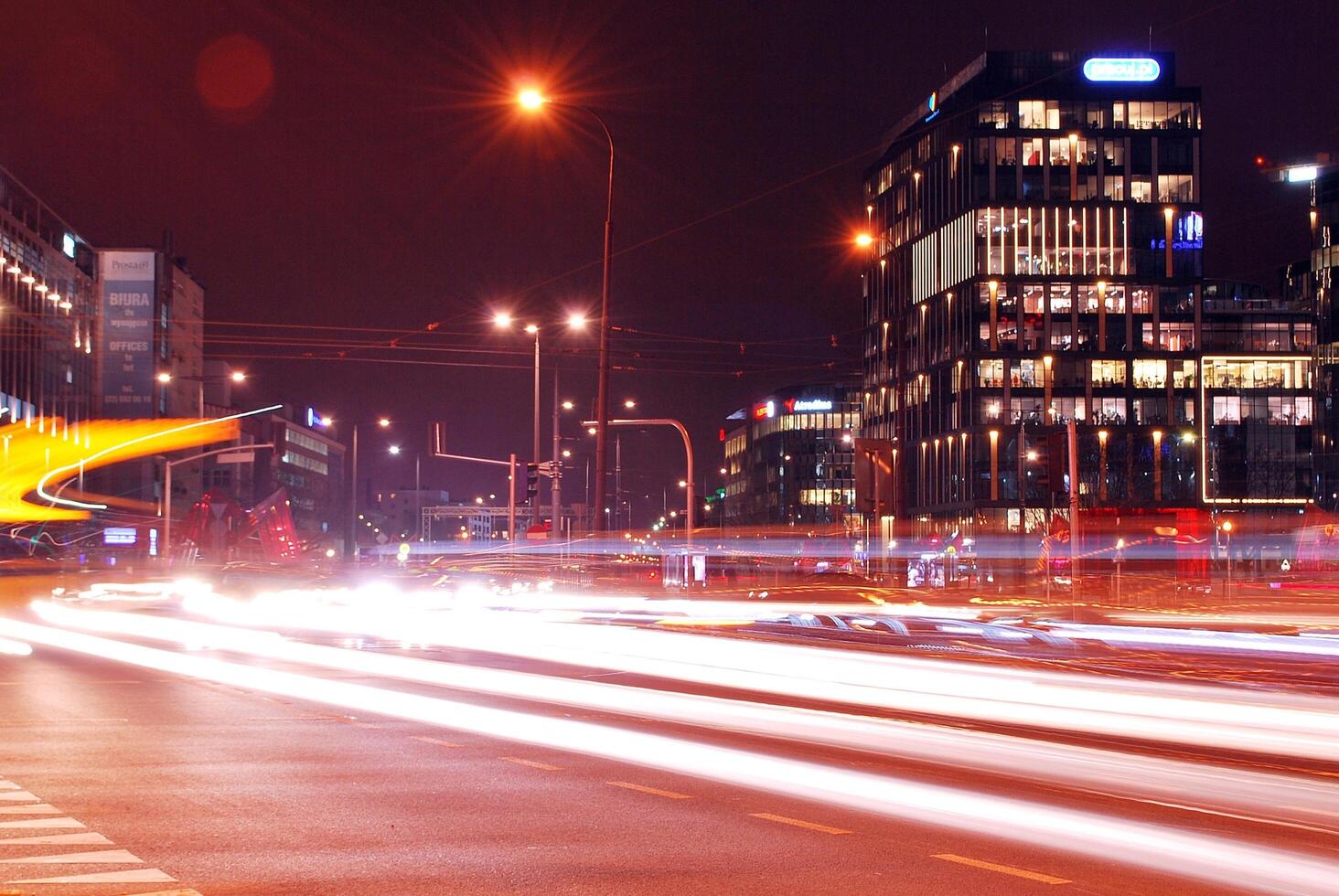 umherziehen Auto mit verwischen Licht durch Stadt beim Nacht foto