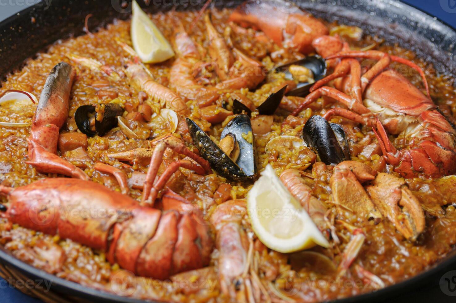 Paella Meeresfrüchte und Hummer Spanisch traditionell Essen foto