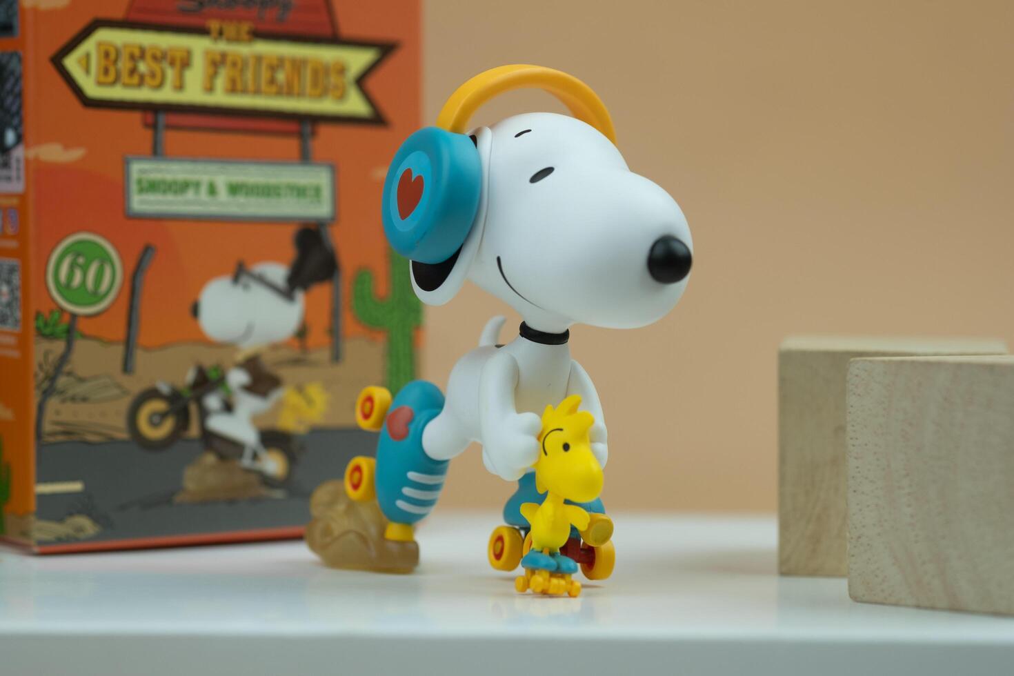 Bangkok, Thailand - - Februar 21, 2024 ein Spielzeug von Snoopy, Walze skaten, süß Spielzeug von Pop Mart das Beste freunde Serie zahlen foto
