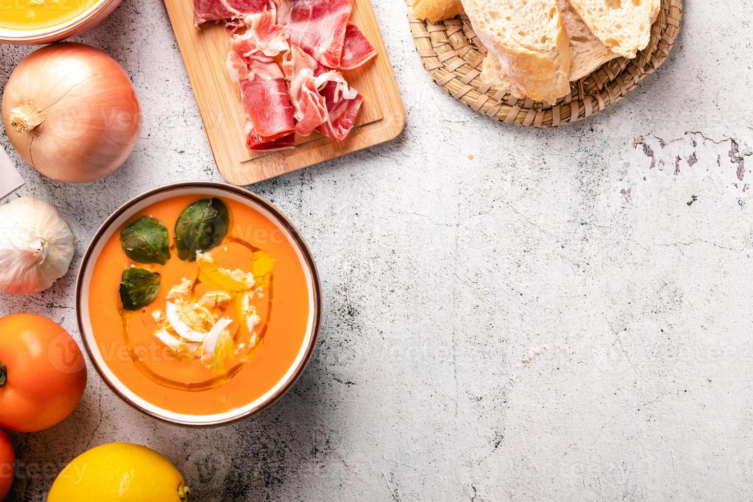 Salmorejo-Suppe mit Schinken und Eiern in einer Schüssel. Draufsicht und Kopienraum foto