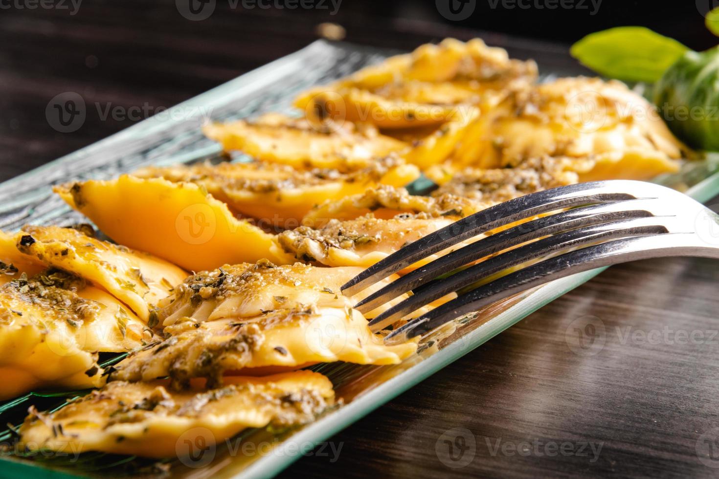 italienische gefüllte Nudelravioli mit Pestosauce foto