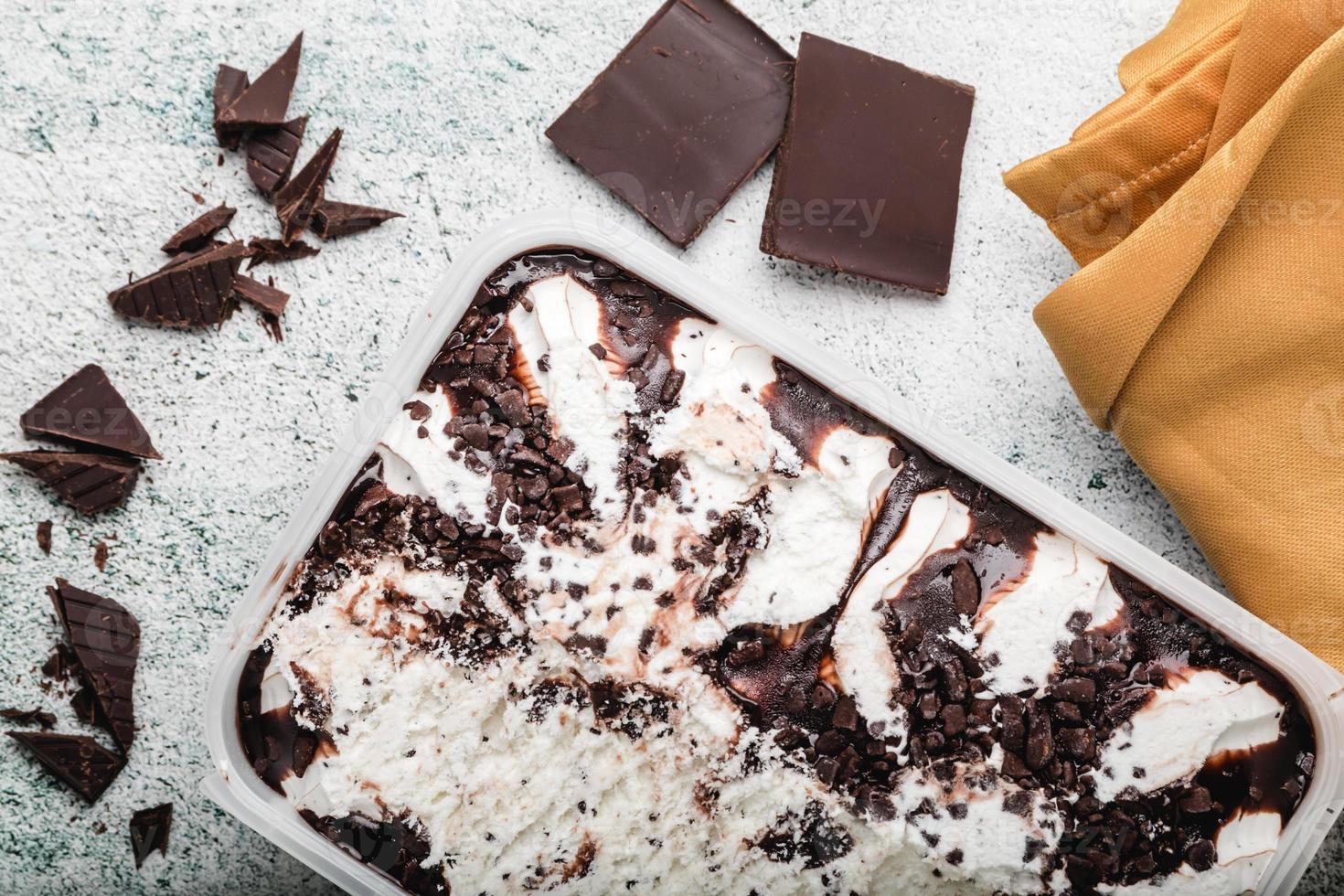 Eis mit Schokoladenstückchen. erfrischendes Stracciatella-Dessert. Platz kopieren foto