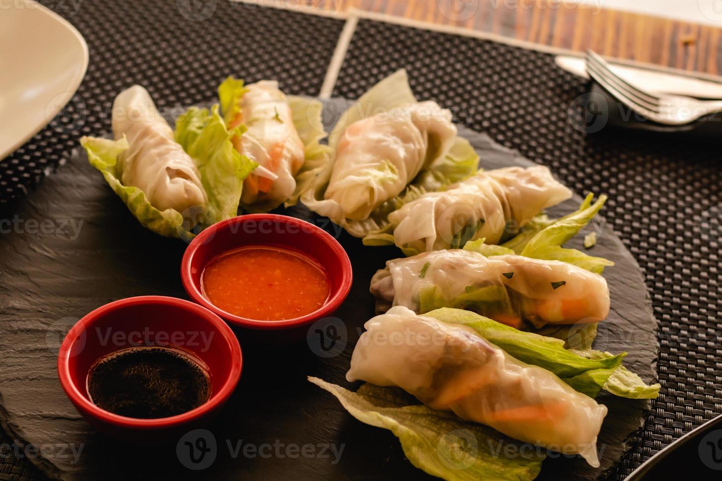 vietnamesische Brötchen mit Gemüse, serviert im Restaurant foto