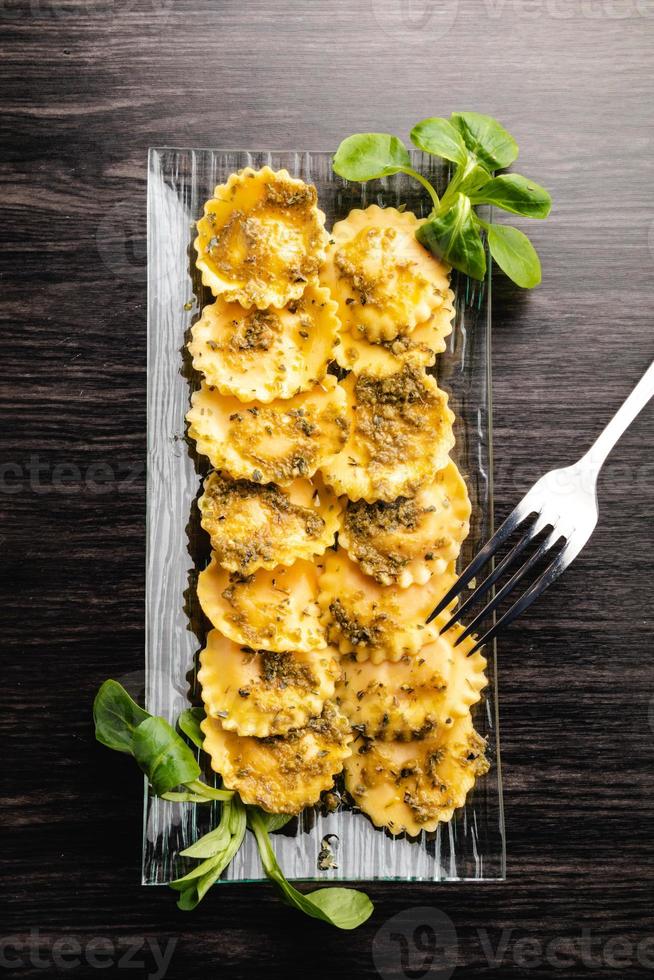 italienische gefüllte Nudelravioli mit Pestosauce foto