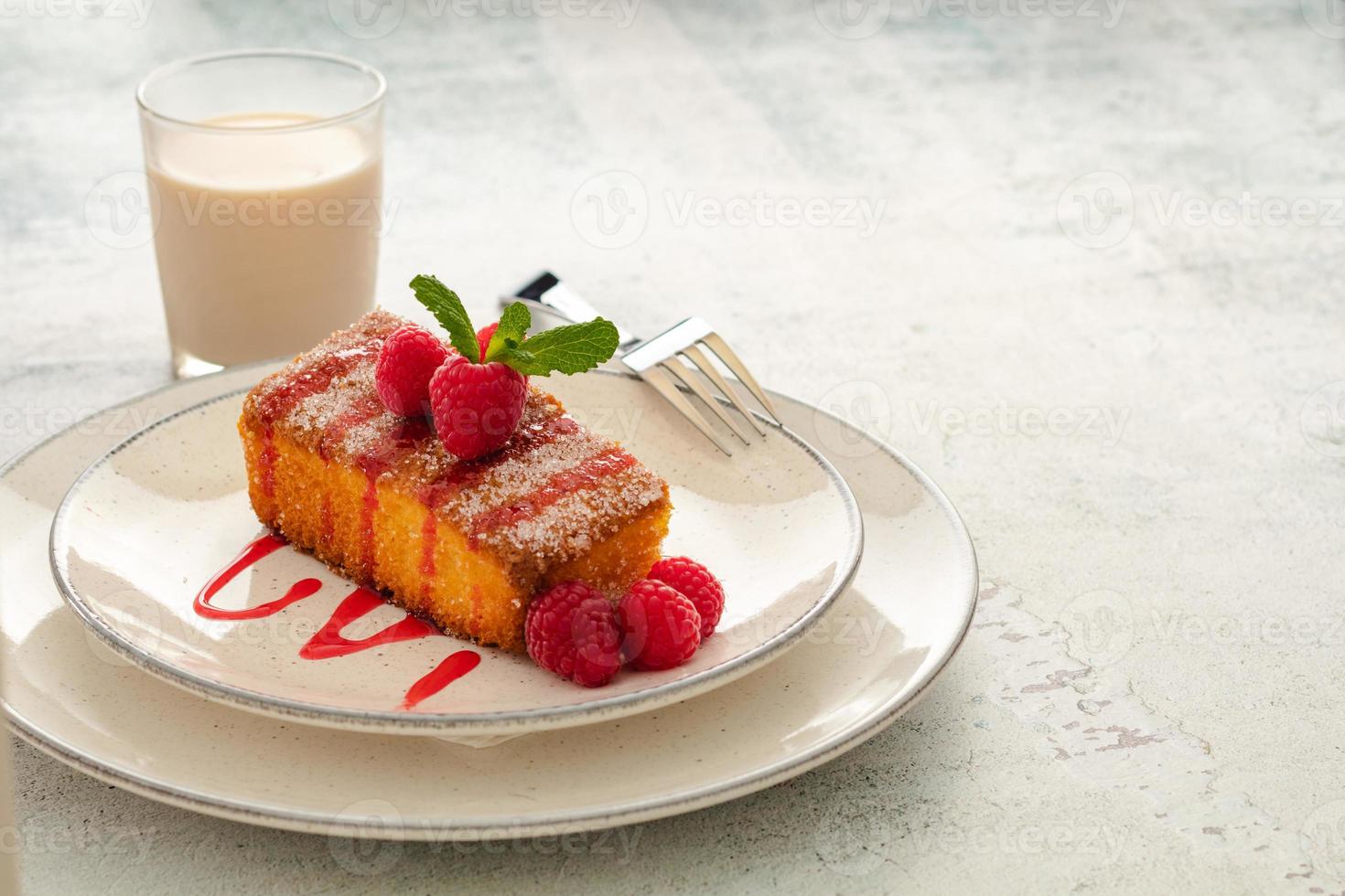 Stück hausgemachter Biskuitkuchen foto