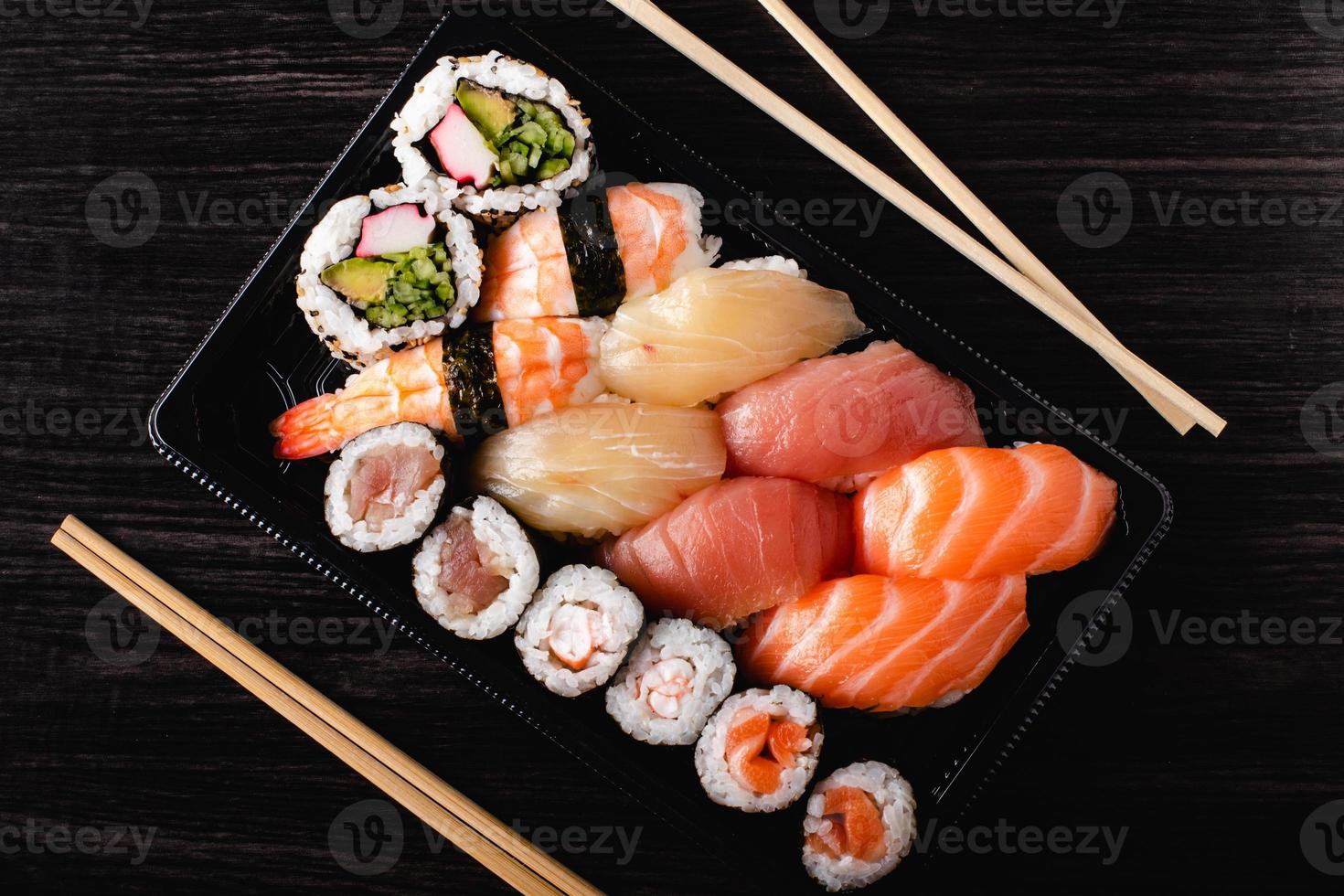 Sushi to go-Konzept. Take-away-Box mit Sushi foto