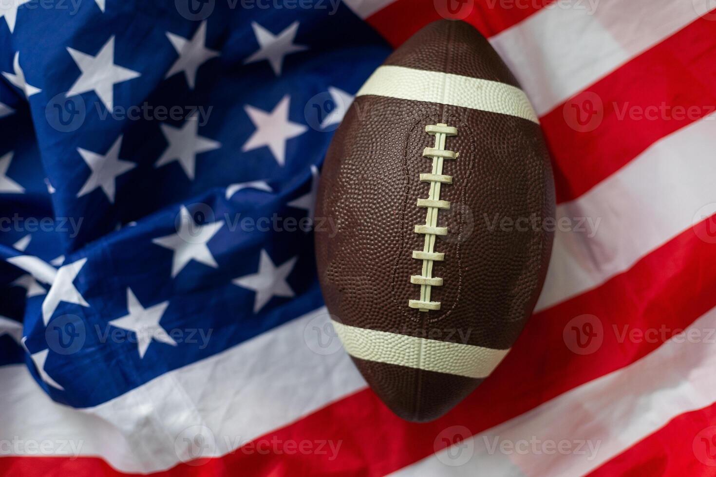 amerikanisch Fußball Ball. amerikanisch Fußball mit amerikanisch Flagge. dunkel Hintergrund. Mannschaft Sport Konzept. Kopieren Raum. Raum zum Text. amerikanisch Fußball Hintergrund. Amerika Fußball Ball. foto