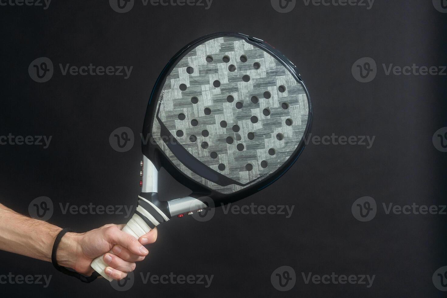 Paddel Tennis Spieler bereit zum Dienen auf grau Hintergrund foto