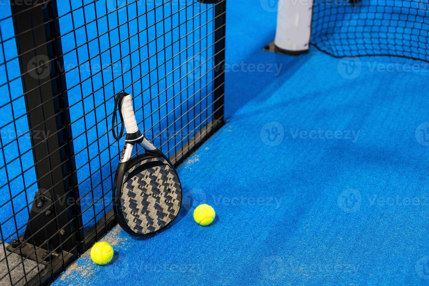 Paddel Tennis Schläger, Ball und Netz auf das Gericht foto