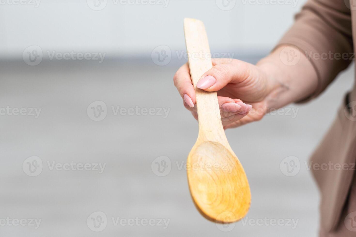 hölzern Löffel im Hand isolieren foto