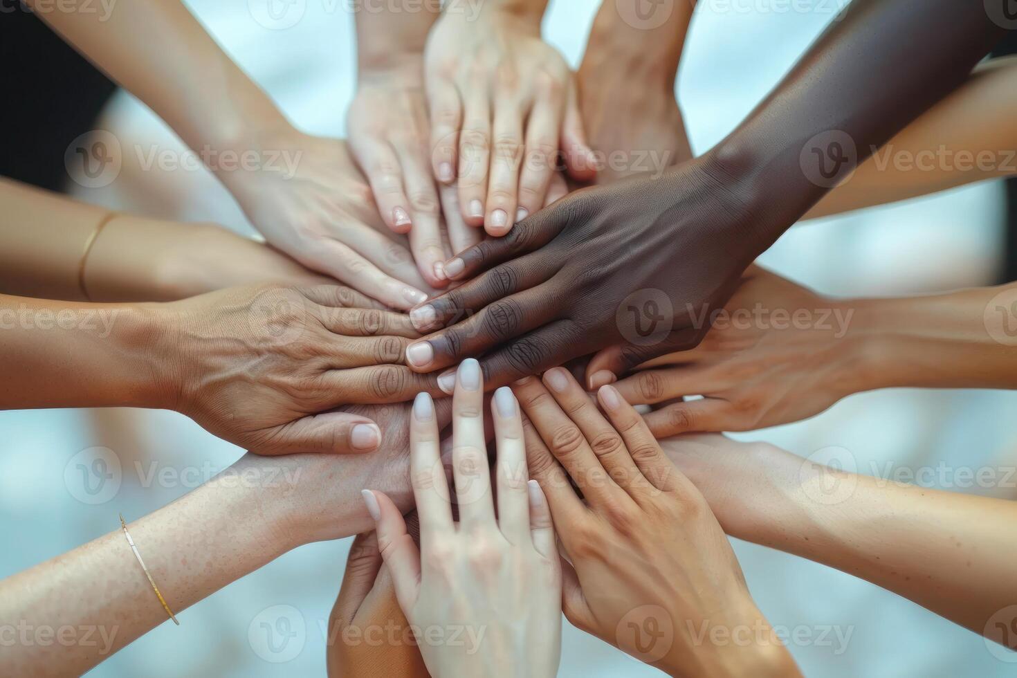 ai generiert vereinigt Kreis von Damen Hände von verschiedene Hintergründe. Nahansicht von ein vereinigt Kreis von Hände von Frauen von vielfältig ethnisch Hintergründe auf ein Weiß Hintergrund. foto