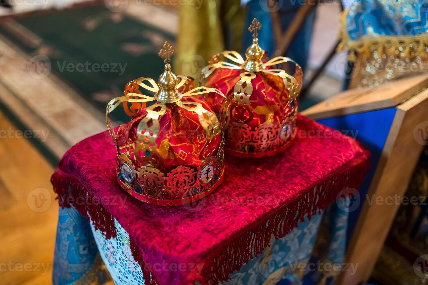 zwei orthodox Hochzeit zeremoniell Kronen bereit zum Zeremonie foto