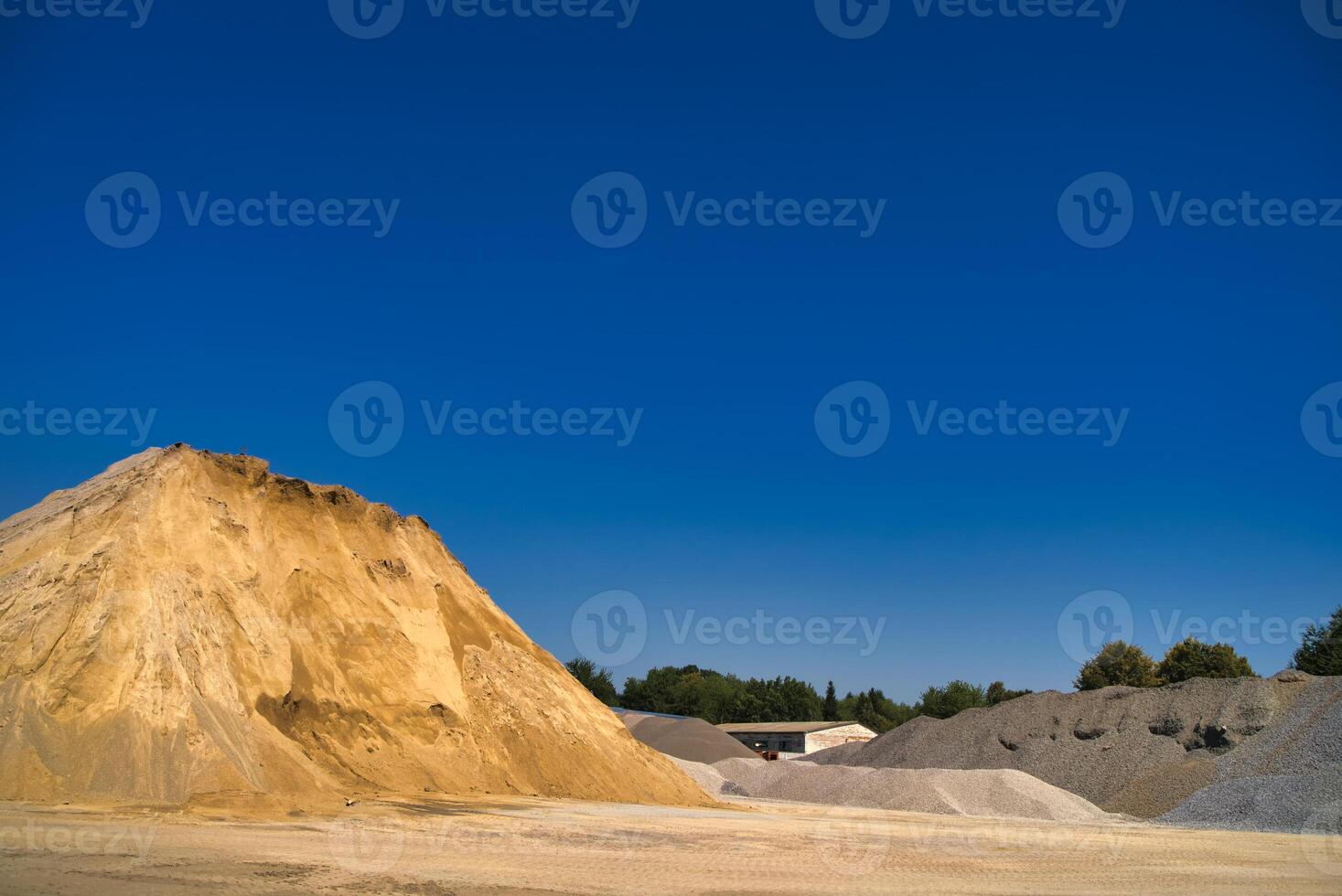 Sand Halde zum industriell braucht. Blau Himmel Hintergrund. selektiv Fokus. foto