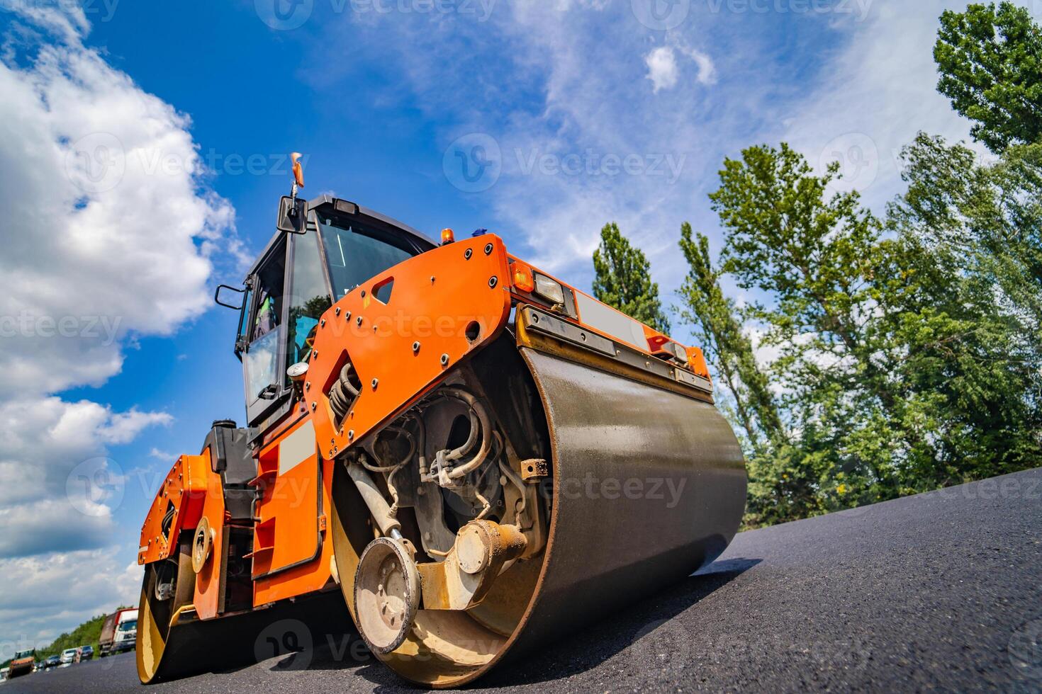 Straße Reparatur, Verdichter liegt Asphalt. schwer Besondere Maschinen. Asphalt Fertiger im Betrieb. Seite Sicht. Nahaufnahme. foto