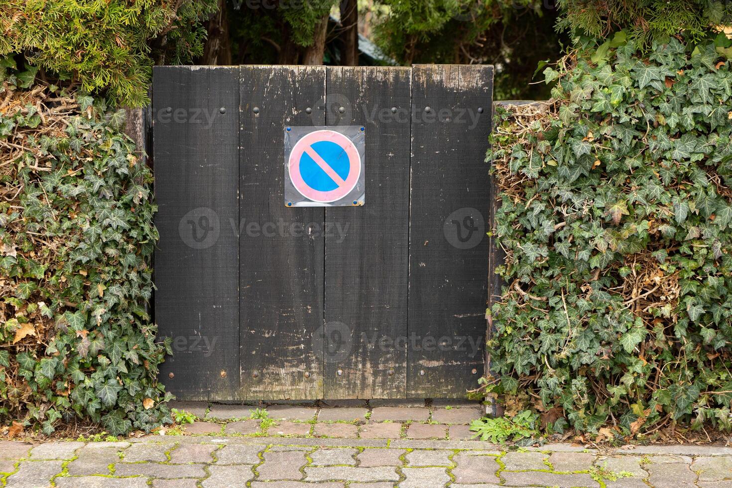 ein Nein Parkplatz Symbol auf ein hölzern Tür foto