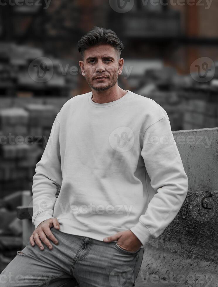 attraktiv jung Mann mit ein Weiß Sweatshirt foto