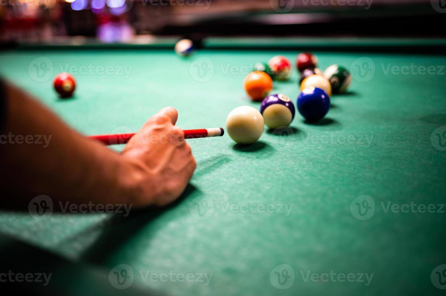 jung Mann spielen Snooker, Zielen. zum ein gut Schuss foto