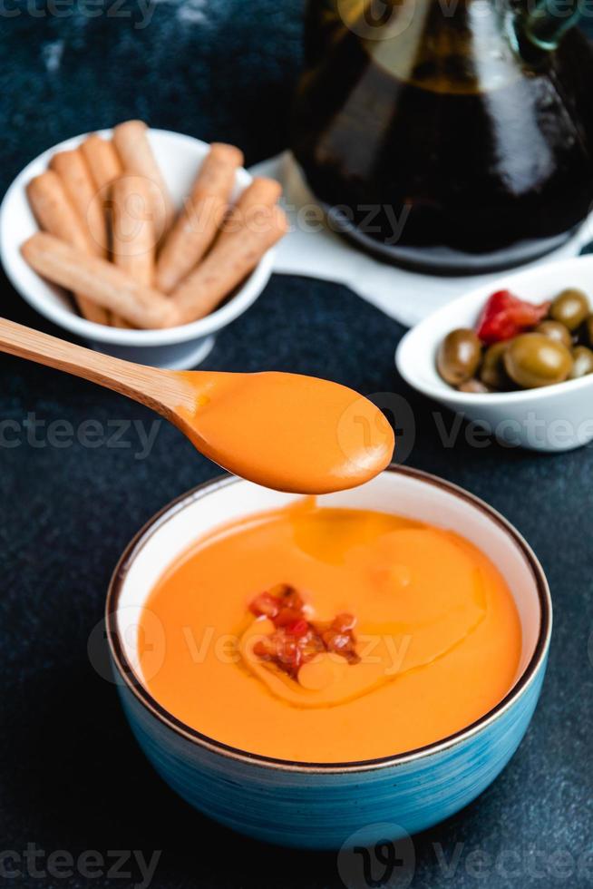 spanische Salmorejo Cordobes auf dem Tisch foto