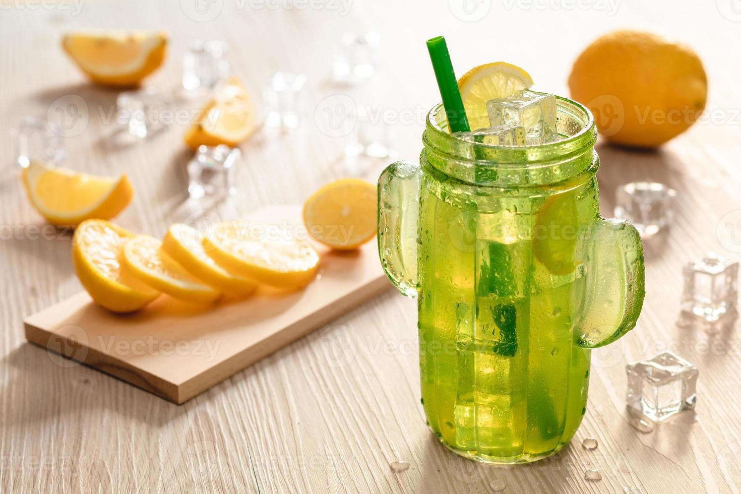 frische Limonade im Glas trinkfertig foto