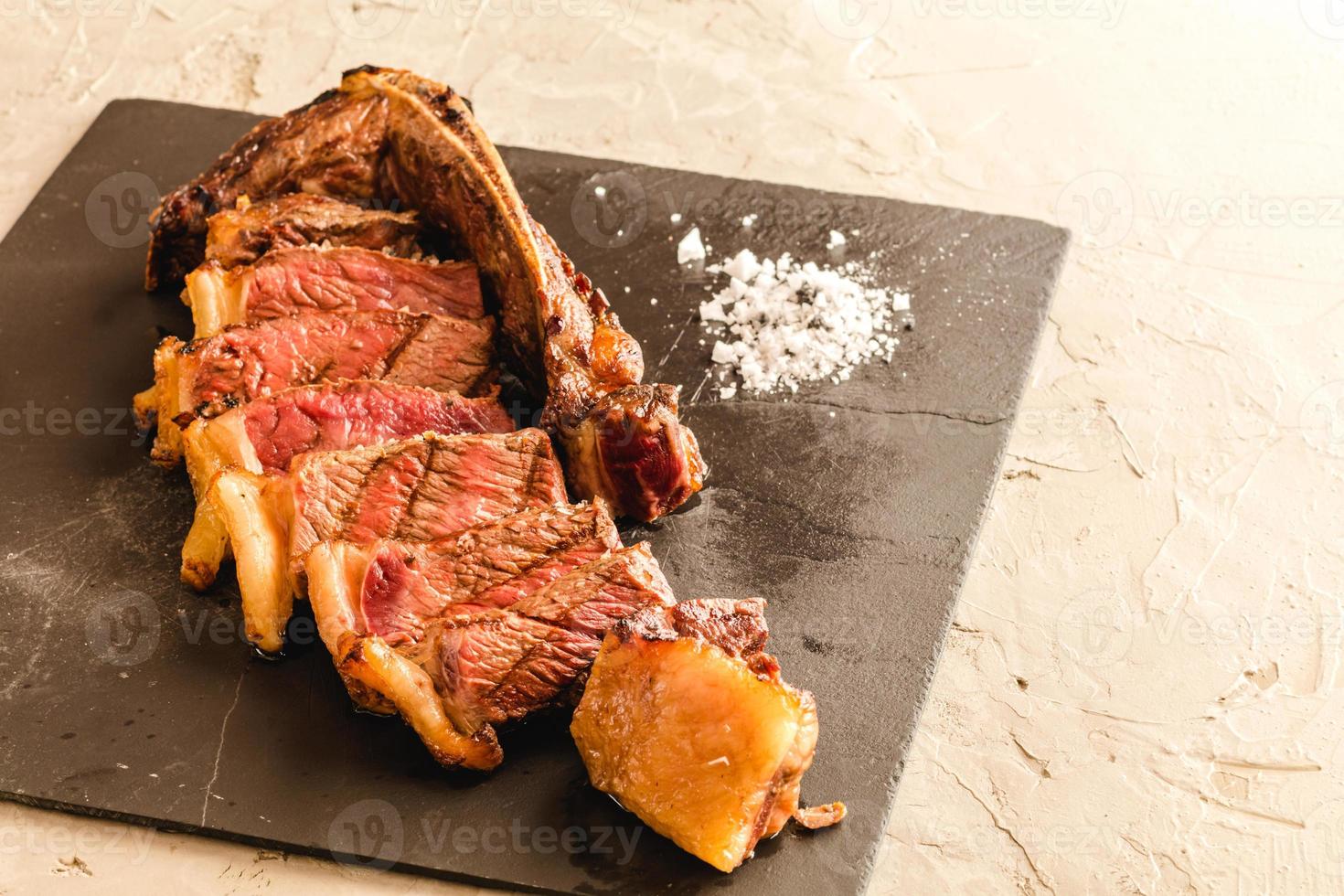 reifes Rindfleisch ausschneiden. chuleton rubia gallega foto