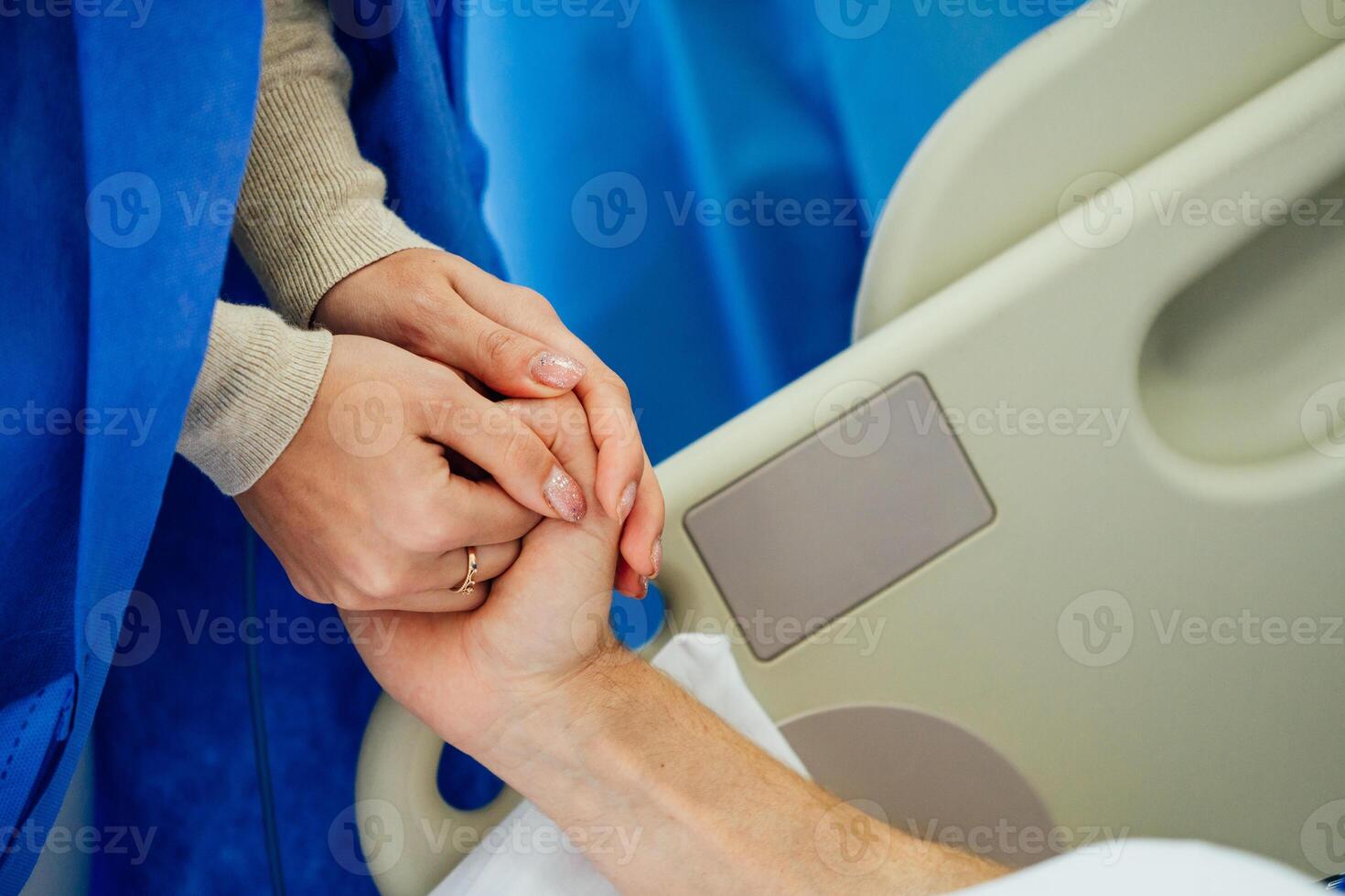 zwei Menschen halten Hände zum Komfort. Arzt tröstlich Verwandtschaft von Patienten im Krankenhaus Konzept foto