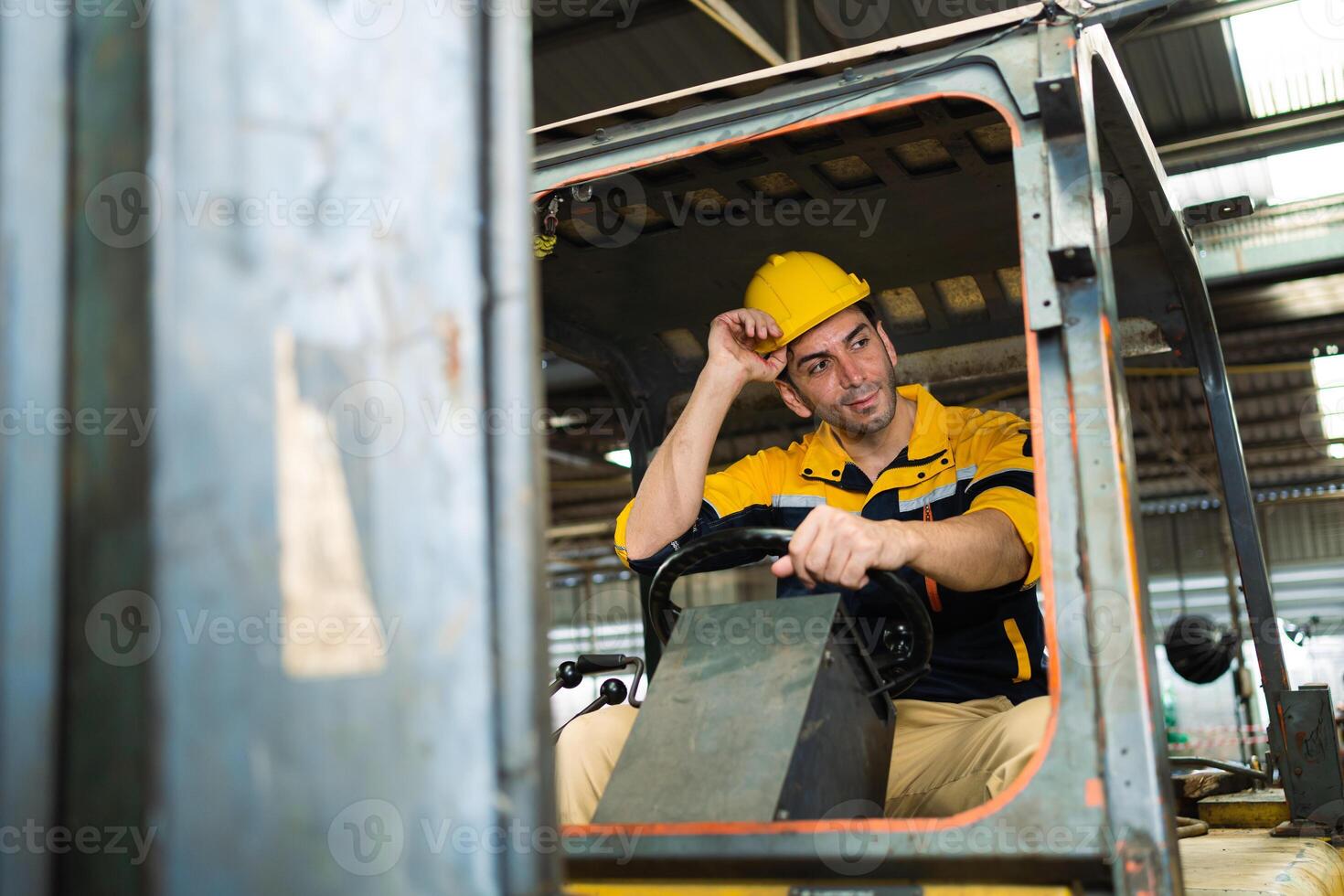 männlich Arbeiter fährt ein Gabelstapler im ein industriell Container Lagerhaus. männlich Fabrik Arbeiter Fahren ein Gabelstapler im das Fabrik männlich Ingenieur Fahren ein Auto im ein Fabrik. foto